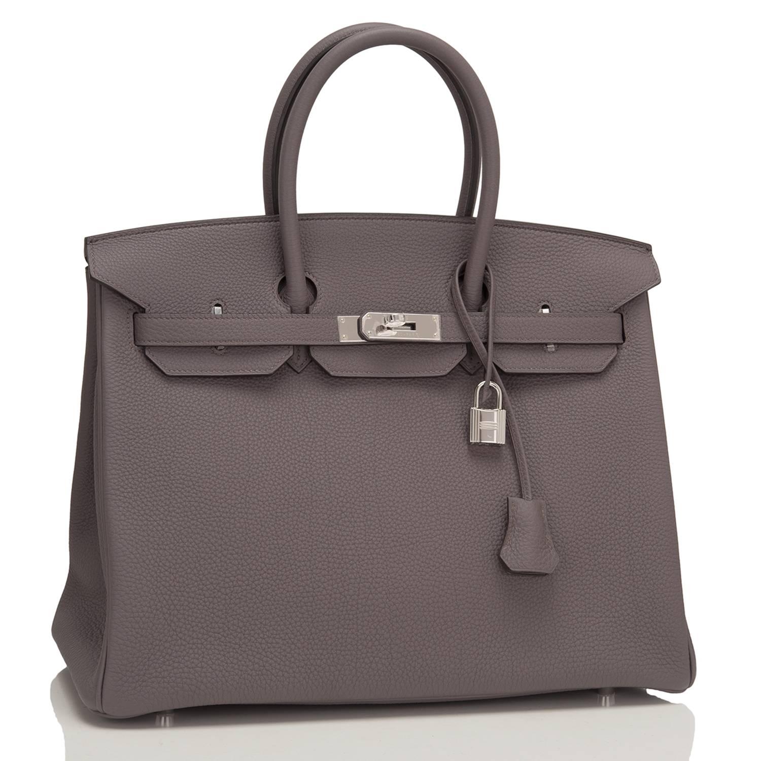 Hermes Etain 35cm of togo leather with palladium hardware.

This Birkin has tonal stitching, a front toggle closure, a clochette with lock and two keys, and double rolled handles.

The interior is lined with Etain chevre and has one zip pocket