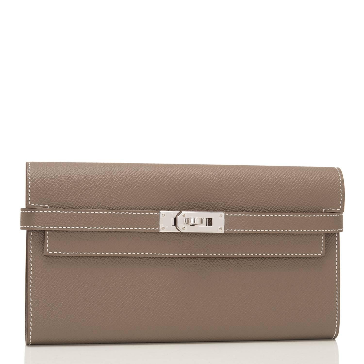Hermes Etoupe Kelly Longue Wallet of epsom leather with palladium hardware.

This wallet features contrast stitching, a front toggle closure and gusseted sides.

The interior is lined with Etoupe chevre leather and features one front wall
