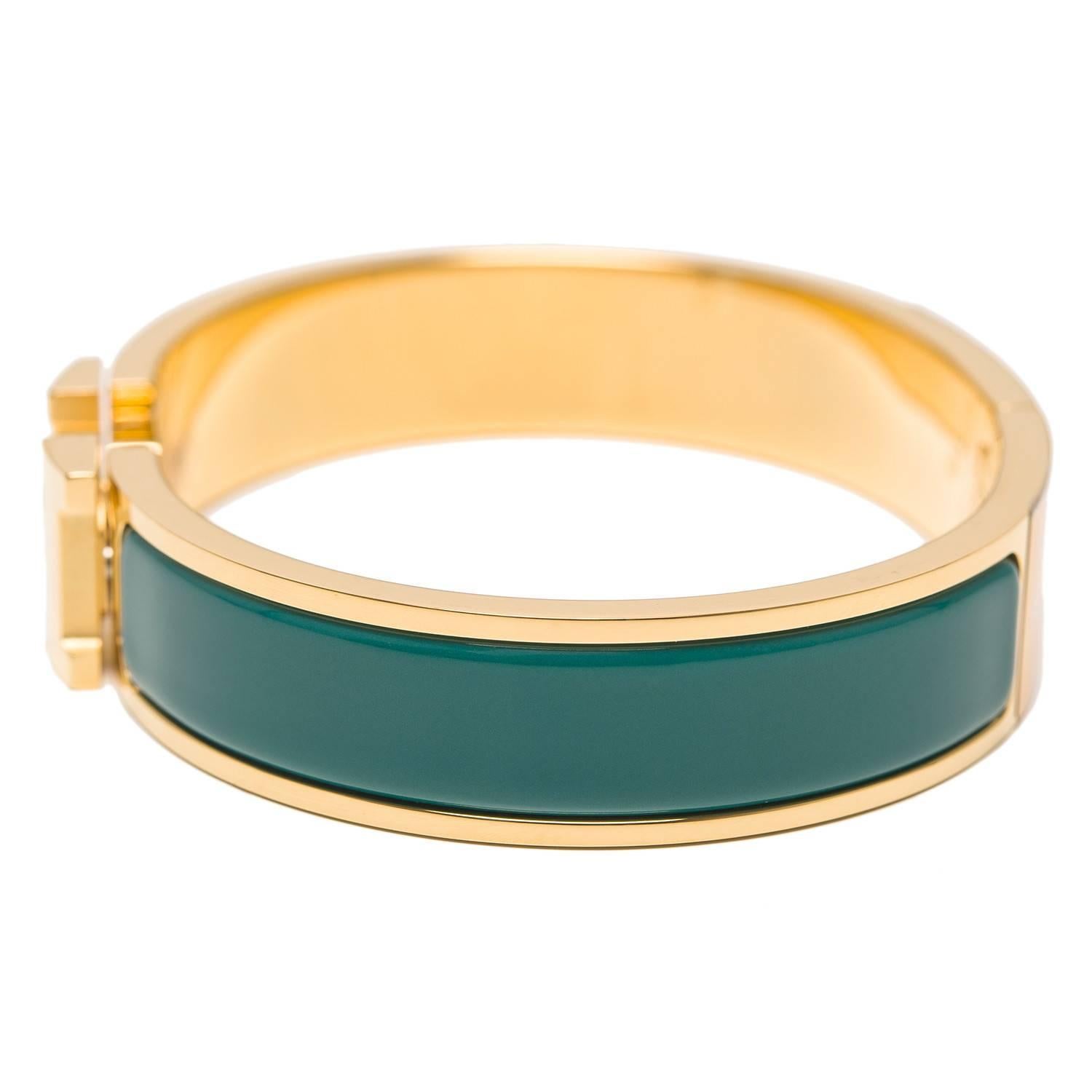 Hermes narrow Clic Clac H bracelet in Verona green enamel with gold plated hardware in size PM.

Origin: France

Condition: Pristine; never worn

Accompanied by: Hermes box, dustbag and ribbon

Measurements: Diameter: 2.25