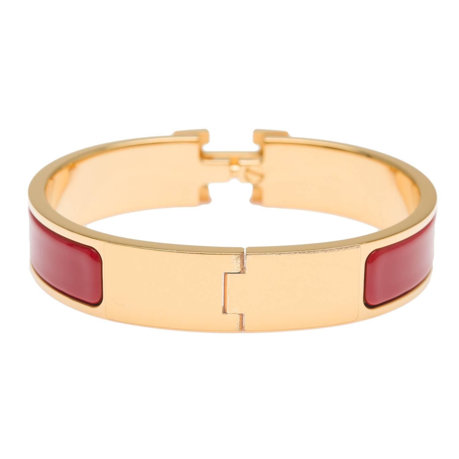 Hermes narrow Clic Clac H bracelet in Amaranth red enamel with gold plated hardware in size PM.

Origin: France

Condition: Pristine; plastic on hardware

Accompanied by: Hermes box, dustbag

Measurements: Diameter: 2.25