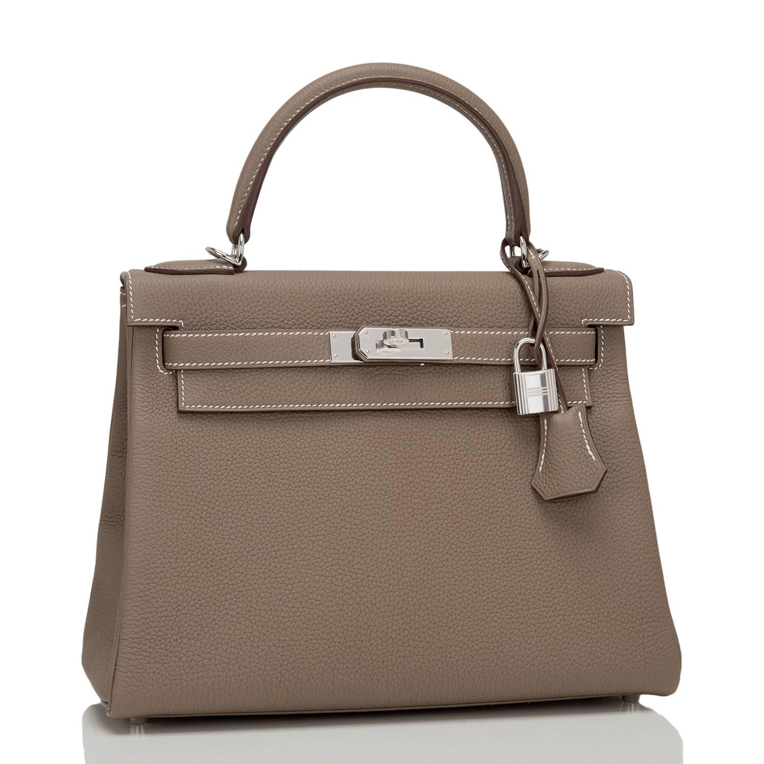 Hermes Etoupe Kelly 28cm of togo leather with palladium hardware.

This Kelly, in the Retourne style, has contrast stitching, a front toggle closure, a clochette with lock and two keys, single rolled handle and an optional shoulder strap.

The