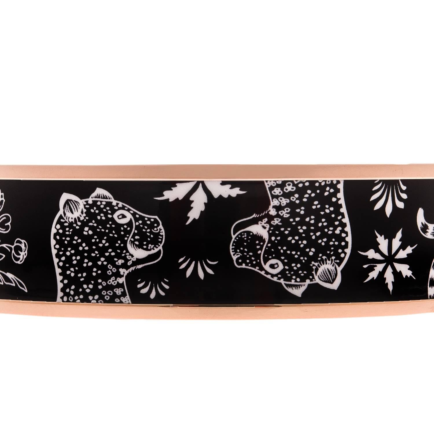 Hermes "Les Leopards" wide printed enamel bracelet size PM (65).
 
This bracelet depicts leopards and flowers in a black background with rose gold plated hardware. 

Origin: France
 
Condition: Never Worn
 
Accompanied by: Hermes box,