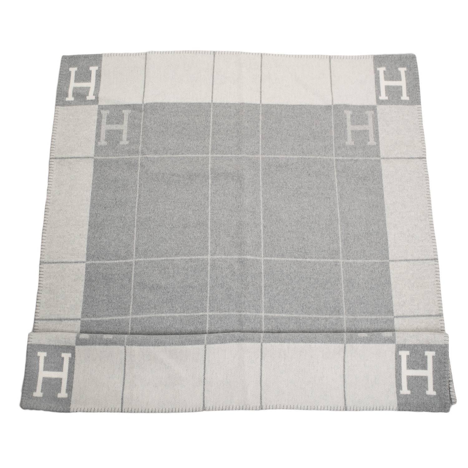 Hermes Avalon Signature H blanket in ecru and ight grey made of 90% wool and 10% cashmere.

Collection: New Classic Avalon

Origin: France

Condition: Pristine, Store fresh condition

Accompanied by: Box and ribbon

Measurements: 53