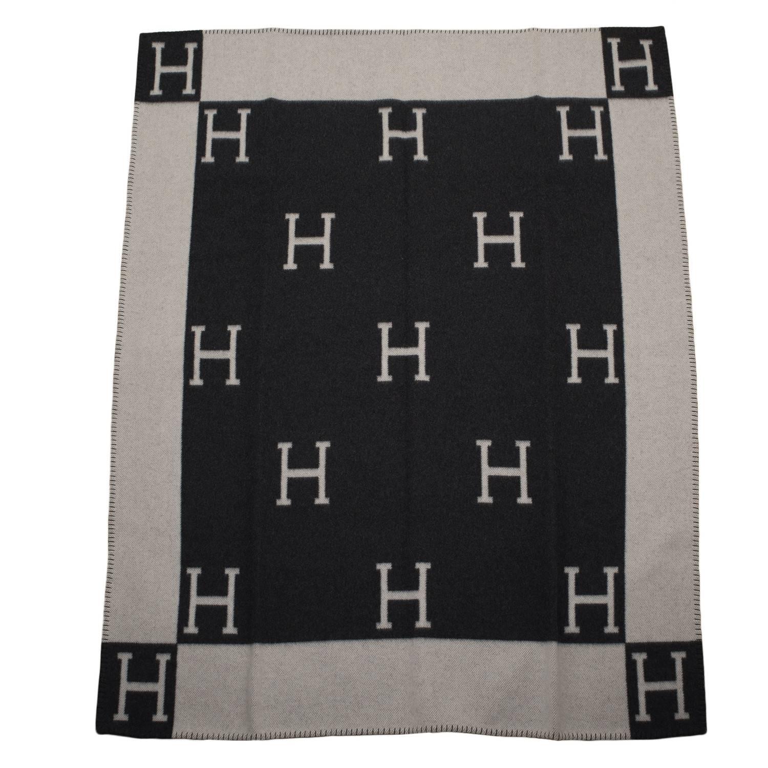 Hermes New Classic Avalon blanket in gris fonce and ecru made of  90% wool, 10% cashmere.

Collection: New Classic

Origin: Great Britain

Condition: Pristine, Store fresh condition

Accompanied by: Box

Measurements: 53