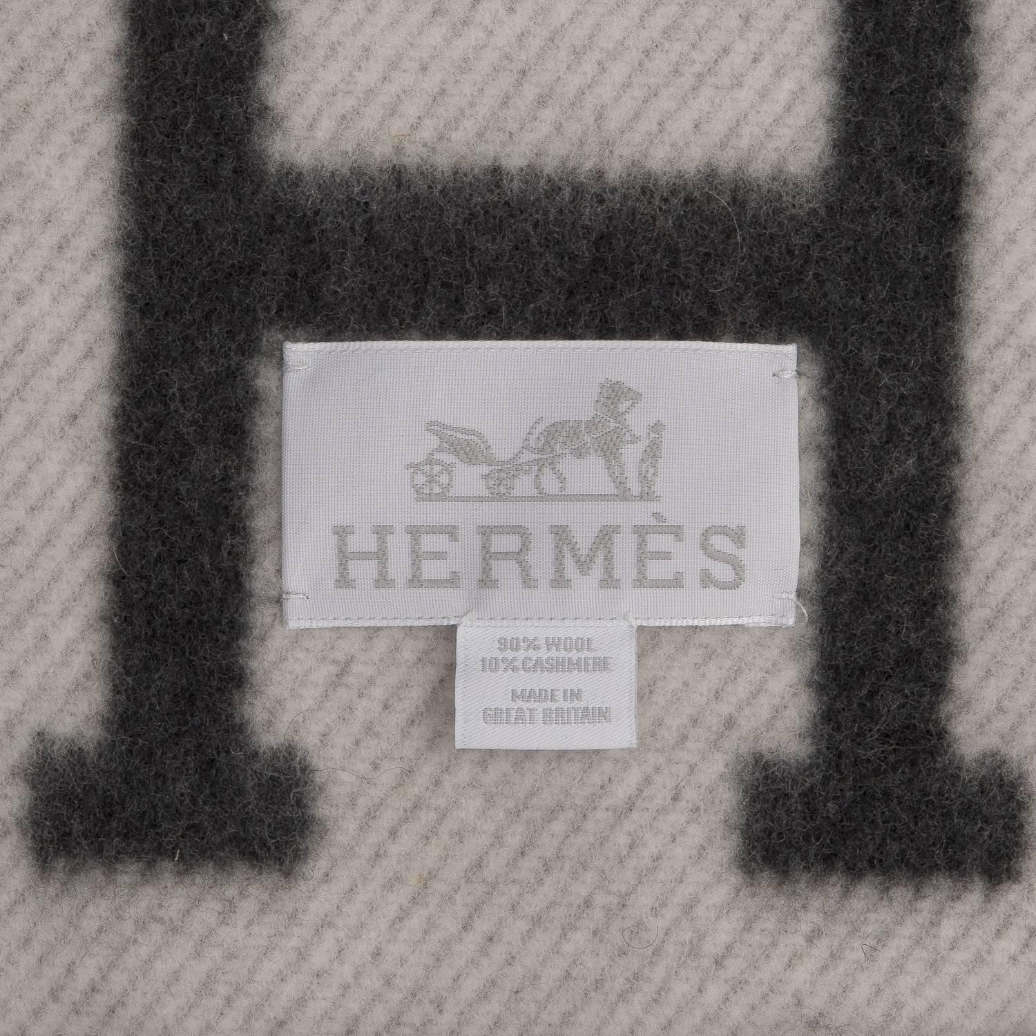 Hermes New Classic Avalon Gris Fonce and Ecru Blanket In New Condition In New York, NY
