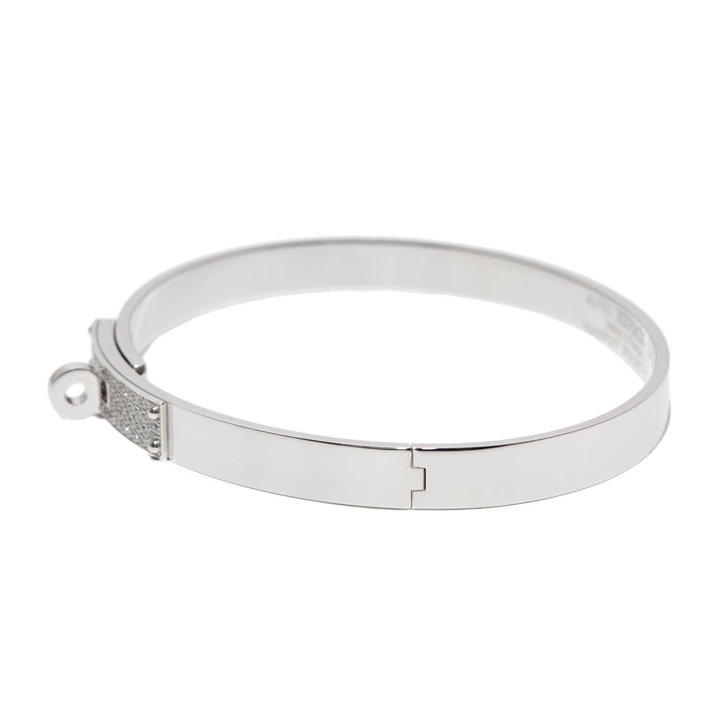 Hermes Kelly H bracelet in 18 karat white gold in size small. 

The bracelet features a toggle closure encrusted with 57 diamonds (.33ct).

Origin: France

Condition: Pristine; never worn 

Accompanied by: Hermes box, Jewelry box, cushion, Diamonds