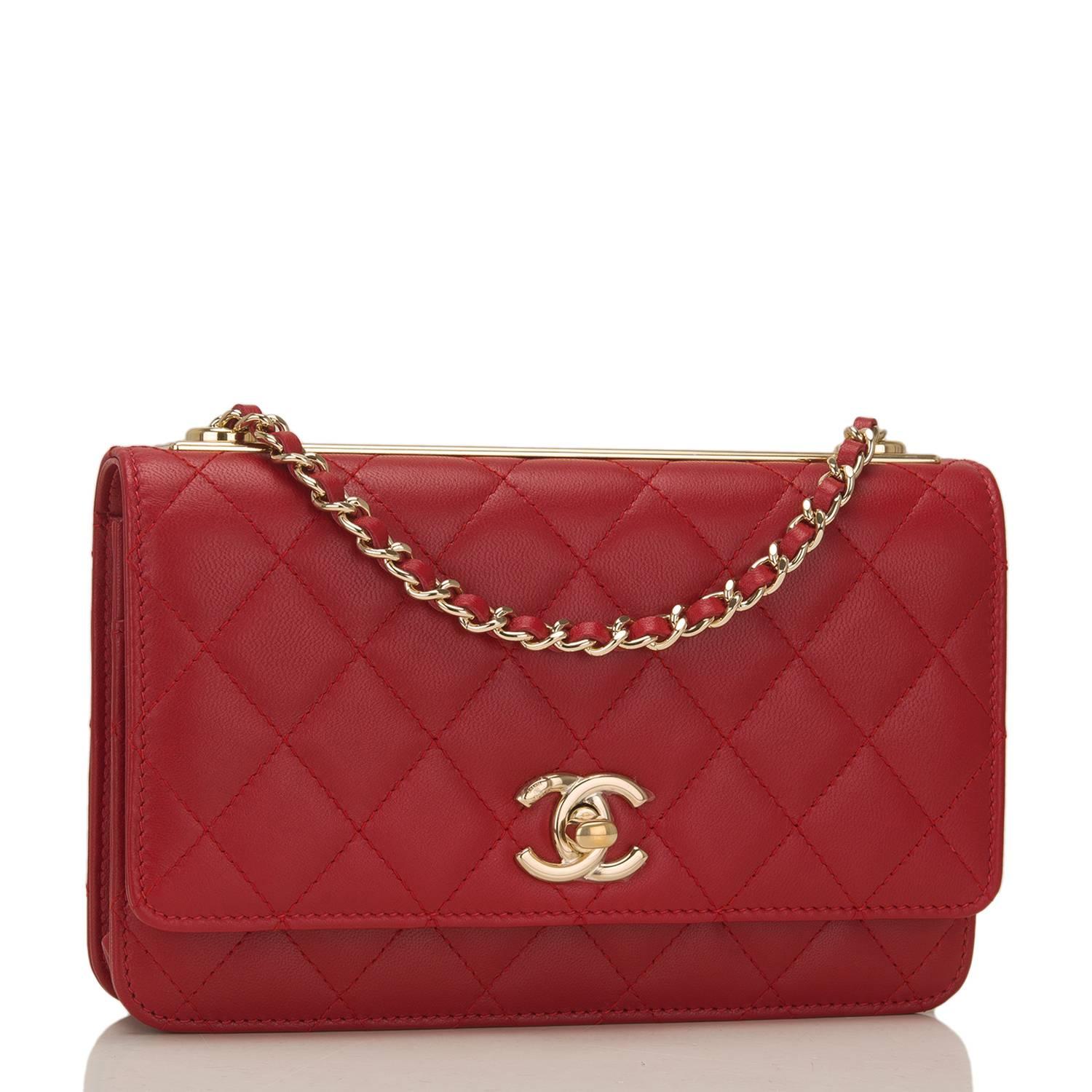 Chanel quilted Trendy CC Wallet on Chain (WOC) of red lambskin leather with gold tone hardware.

This Wallet On Chain features a front flap with the cc turnlock closure, gold plated 