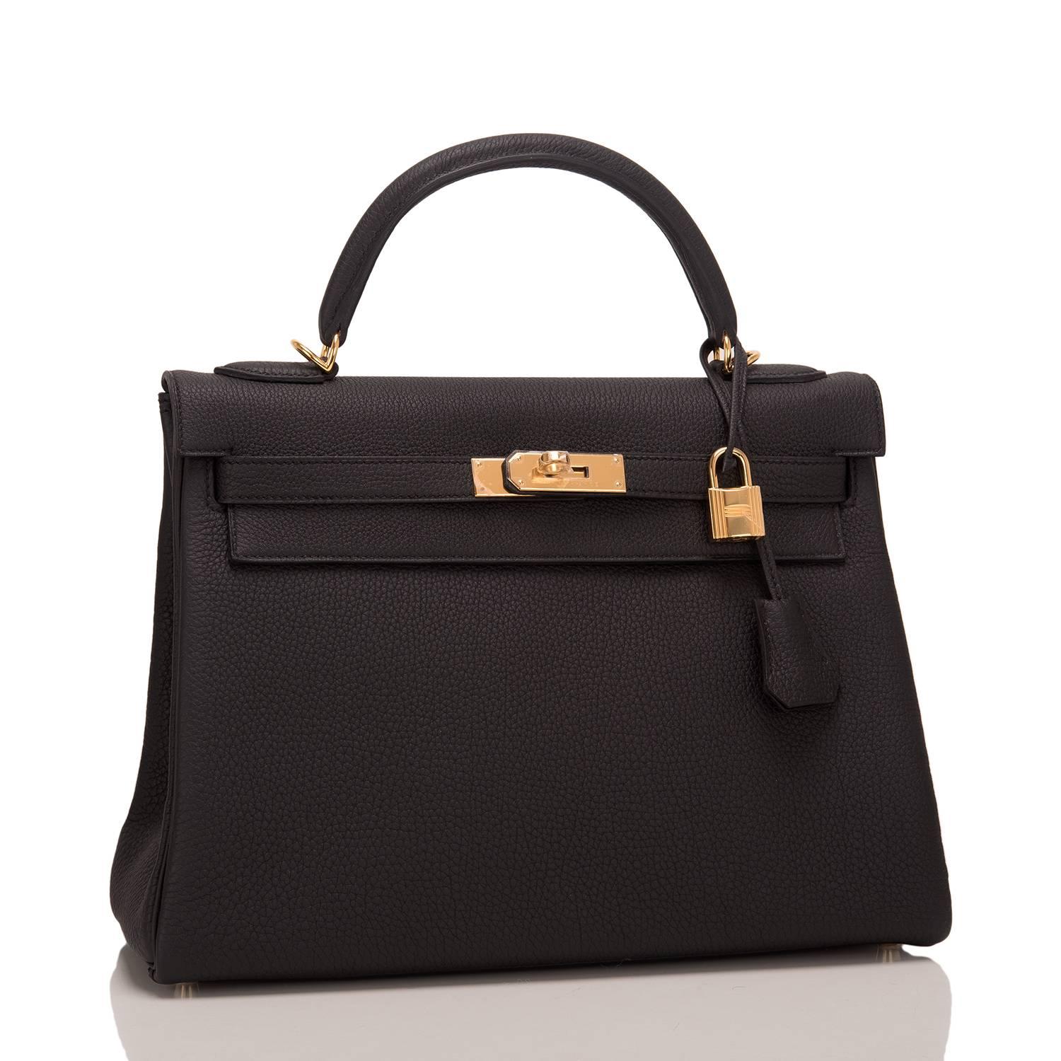 Hermes Black Kelly 32cm of togo leather with gold hardware.

This Kelly, in the Retourne style, has tonal stitching, a front toggle closure, a clochette with lock and two keys, a single rolled handle, and a removable shoulder strap.

The interior is