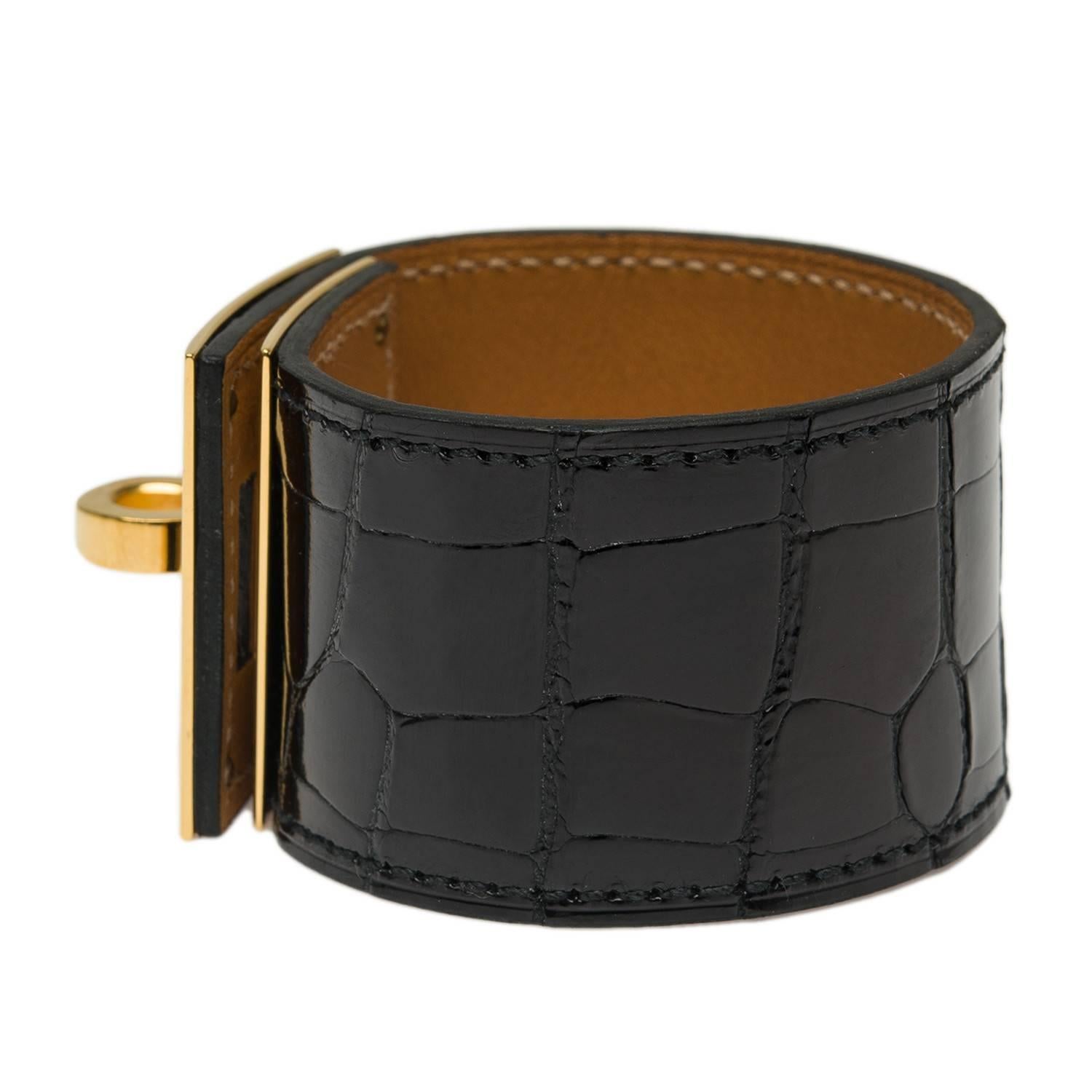 Hermes Kelly Dog Bracelet in black shiny alligator leather with gold plated hardware.

This bracelet features an adjustable front plate with a toggle closure.

Origin: France

Condition: Pristine; never worn

Accompanied by: Hermes box, dustbag,