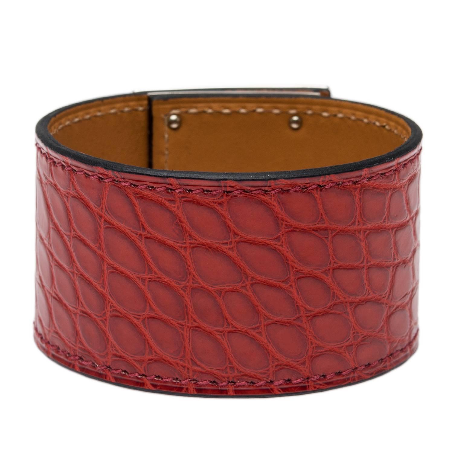 Hermes Red Alligator Kelly Dog Bracelet In New Condition For Sale In New York, NY