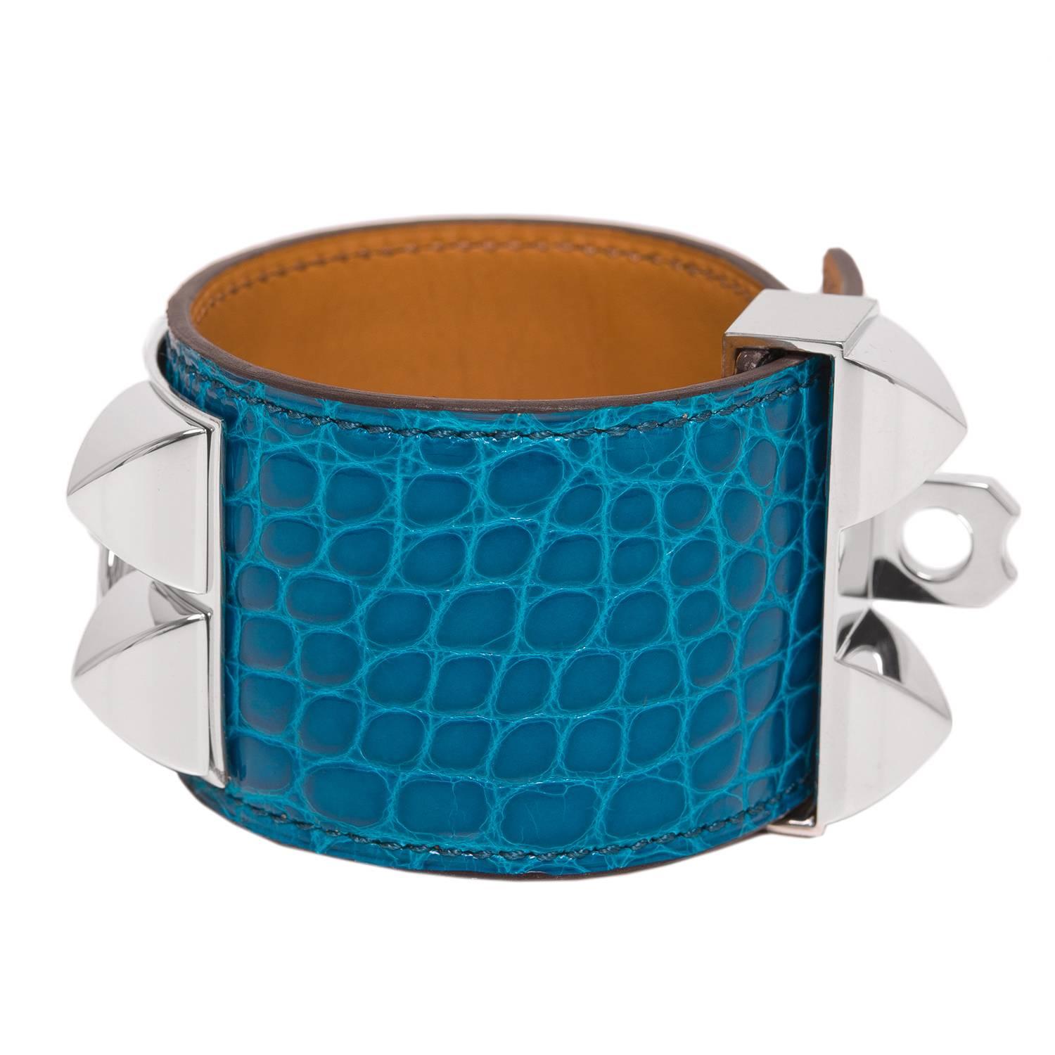 Hermes Collier de Chien (CDC) in Blue Izmir alligator with palladium plated hardware in size small.

This style features palladium pyramid studs, center ring and adjustable push lock closure.

Origin: France

Condition: Pristine, never
