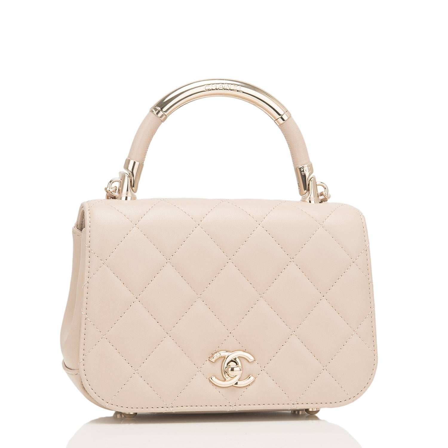 Chanel Carry Chic bag of beige quilted lambskin leather with gold tone hardware.

This limited edition bag features a front flap with CC turnlock closure, back pocket, interwoven beige leather and gold tone chain with shoulder pad and a single