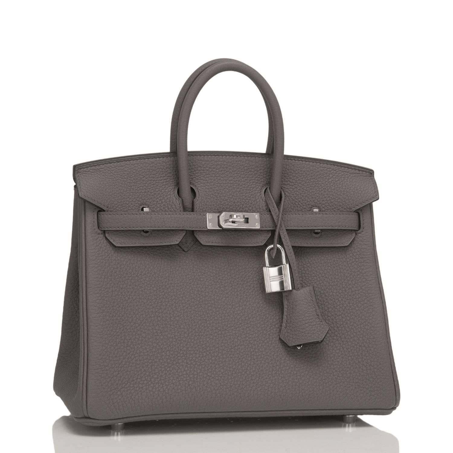 Hermes Etain Birkin 25cm of togo leather with palladium hardware.

This Birkin has tonal stitching, a front toggle closure, a clochette with lock and two keys, and double rolled handles.

The interior is lined with Etain chevre and has one zip