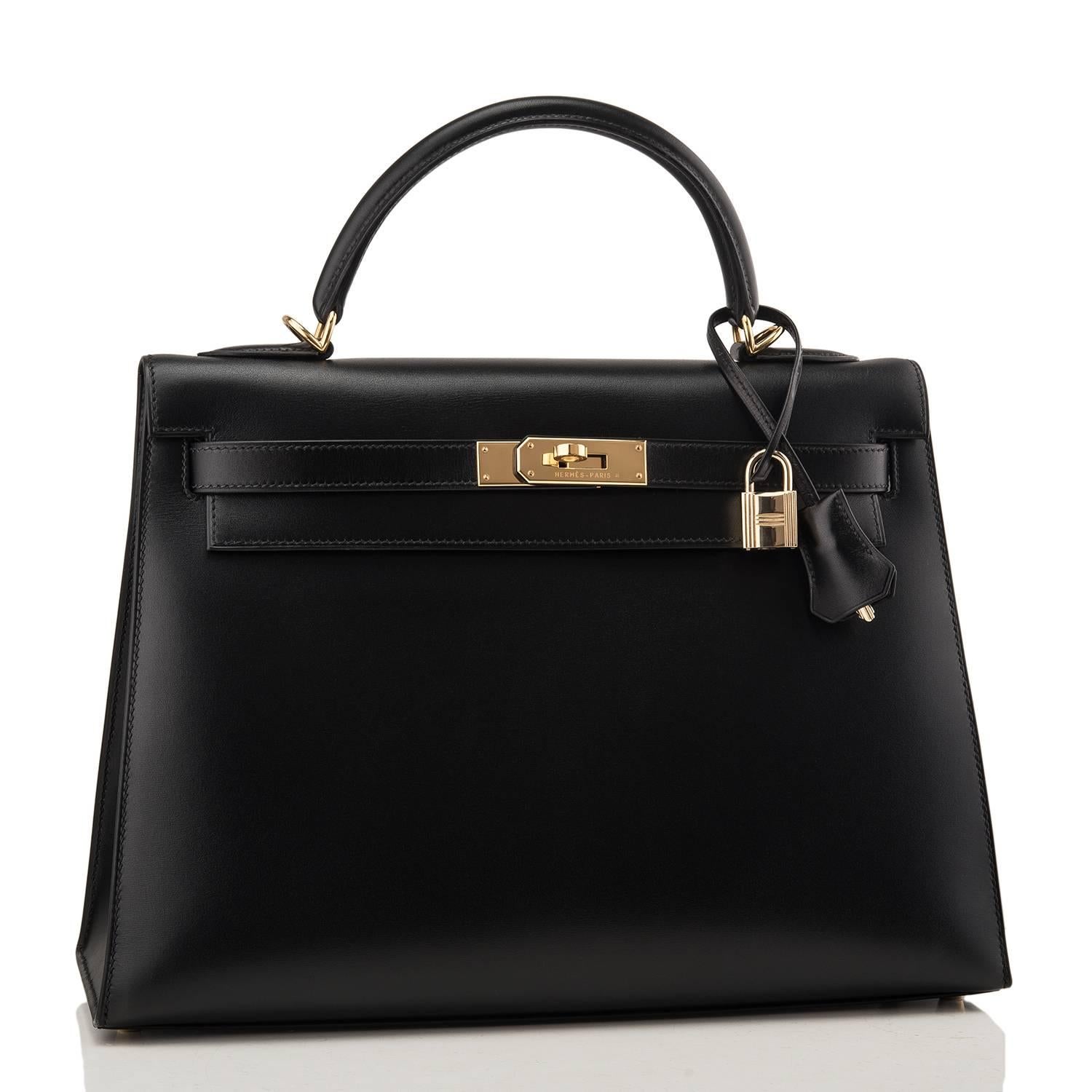 Hermes Black Sellier Kelly Box bag size 32cm of calfskin leather with gold hardware.

This Kelly has tonal stitching, a front toggle closure, a clochette with lock and two keys and a single rolled handle.

The interior is lined with Black chevre and