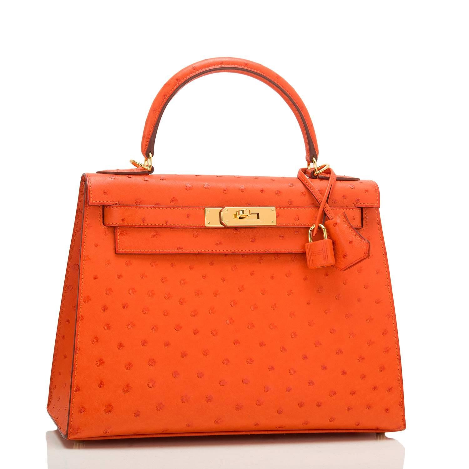Hermes Tangerine Sellier Kelly 28cm of Ostrich with gold hardware.

This Kelly has tonal stitching, a front toggle closure, a clochette with lock and two keys and a single rolled handle.

The interior is lined with Tangerine chevre and has a zip
