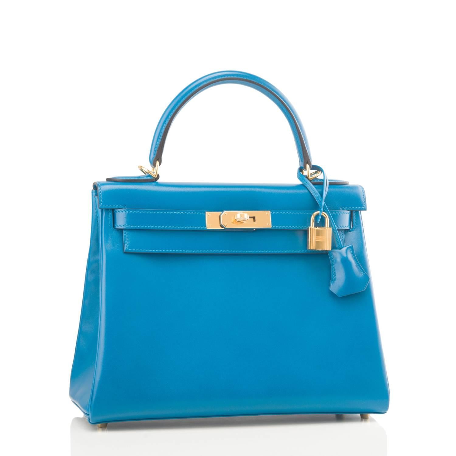 Hermes Blue Izmir Kelly 28cm of Tadelakt leather with gold hardware.

This Kelly, in the Retourne style, has tonal stitching, a front toggle closure, a clochette with lock and two keys, a single rolled handle, and a removable shoulder strap.

The
