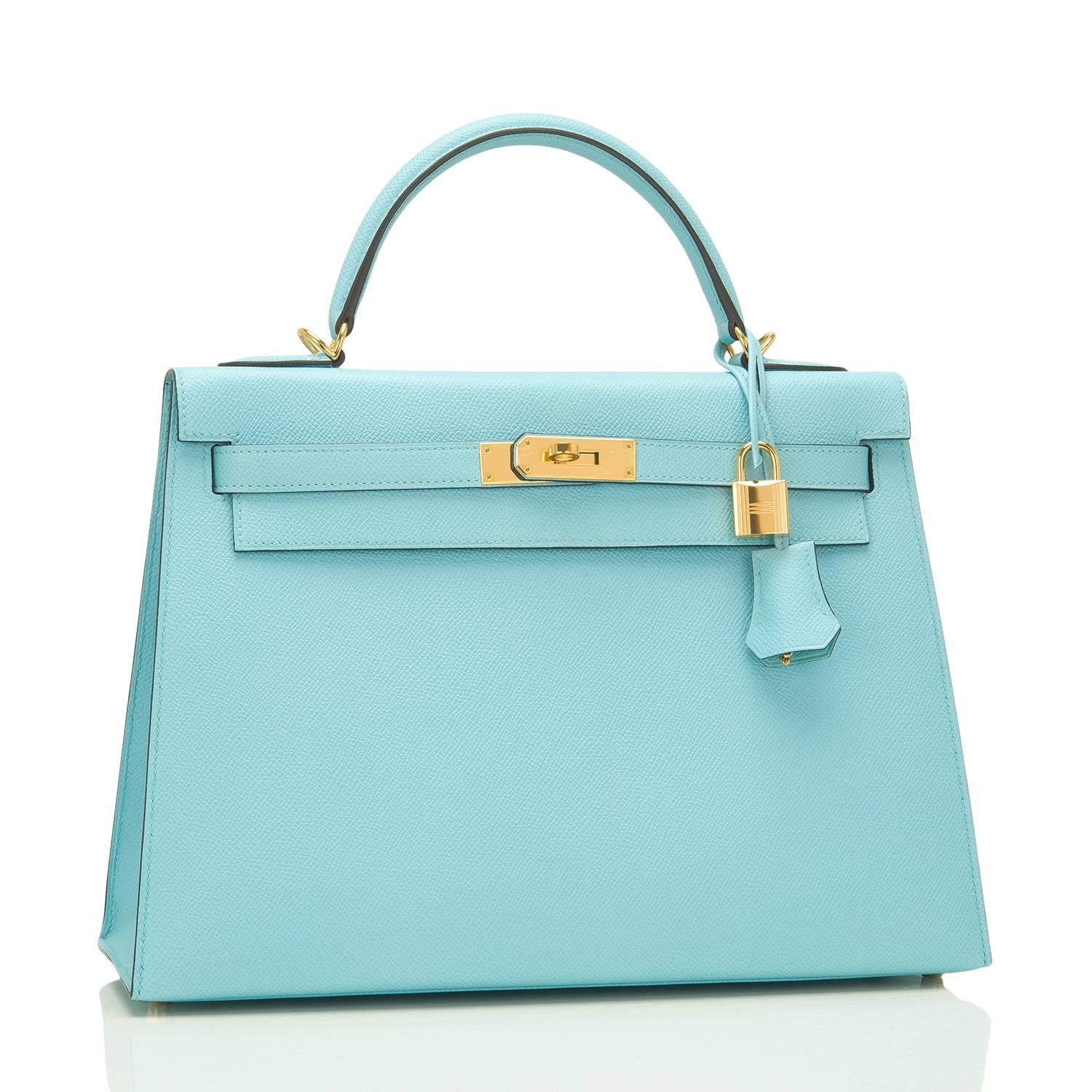 Hermes Blue Atoll Kelly 32cm of epsom leather with gold hardware.

This Kelly features tonal stitching, a front toggle closure, a clochette with lock and two keys and a single rolled handle.

The interior is lined with Blue Atoll chevre and has one