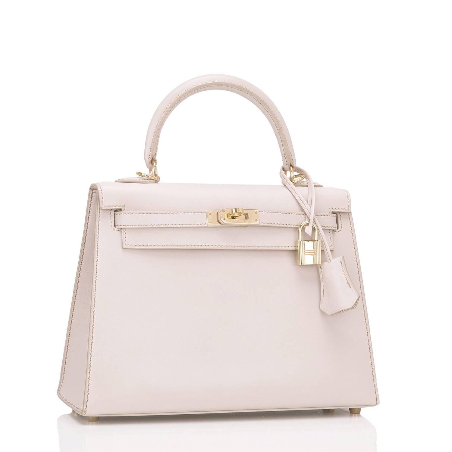 Hermes Poudre Sellier Kelly 25cm of box leather with gold hardware.

This Sellier Kelly is a collector's item and has tonal stitching, a front toggle closure, a clochette with lock and two keys, a single rolled handle and an optional shoulder