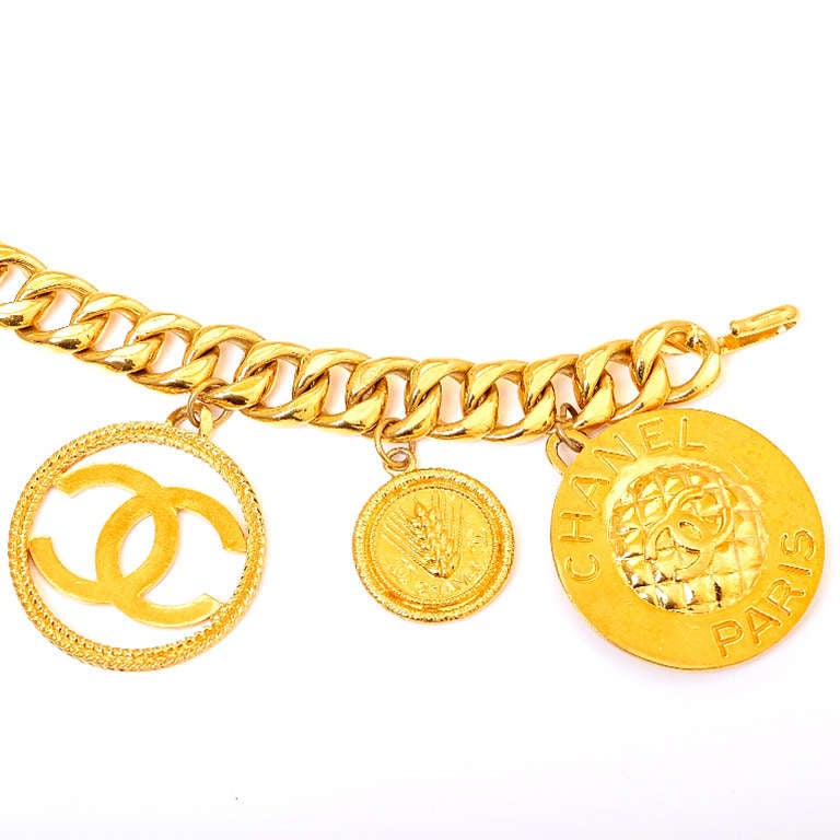 Chanel Vintage Goldtone Oversize Jumbo Icon Charm Belt / Necklace In Excellent Condition For Sale In New York, NY