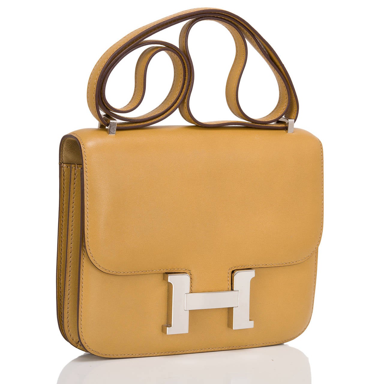 This classic Hermes Mini Constance 18cm in Poussiere Tadelakt leather with palladium hardware features tonal stitching, metal 