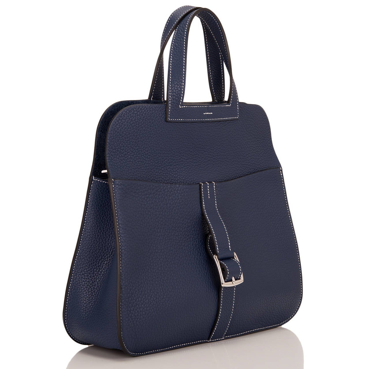 This Hermes Blue Sapphire Halzan bag is made of clemence leather with white contrast stitching, front buckle closure, two front pockets, two back pockets, and double flat leather handles and attachable single flat leather shoulder strap

The