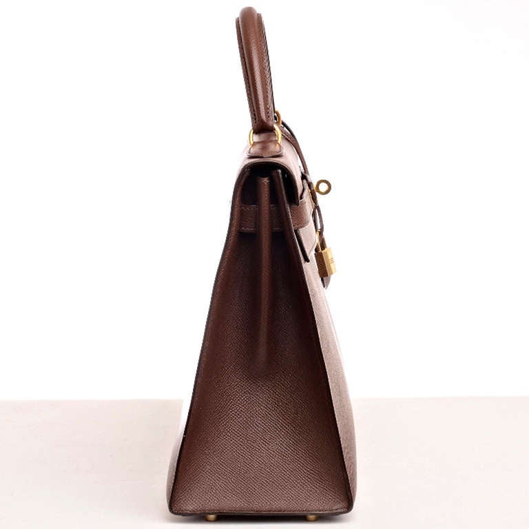 Hermes Chocolat Courchevel Kelly 32cm Gold Hardware (Preowned) In Excellent Condition In New York, NY