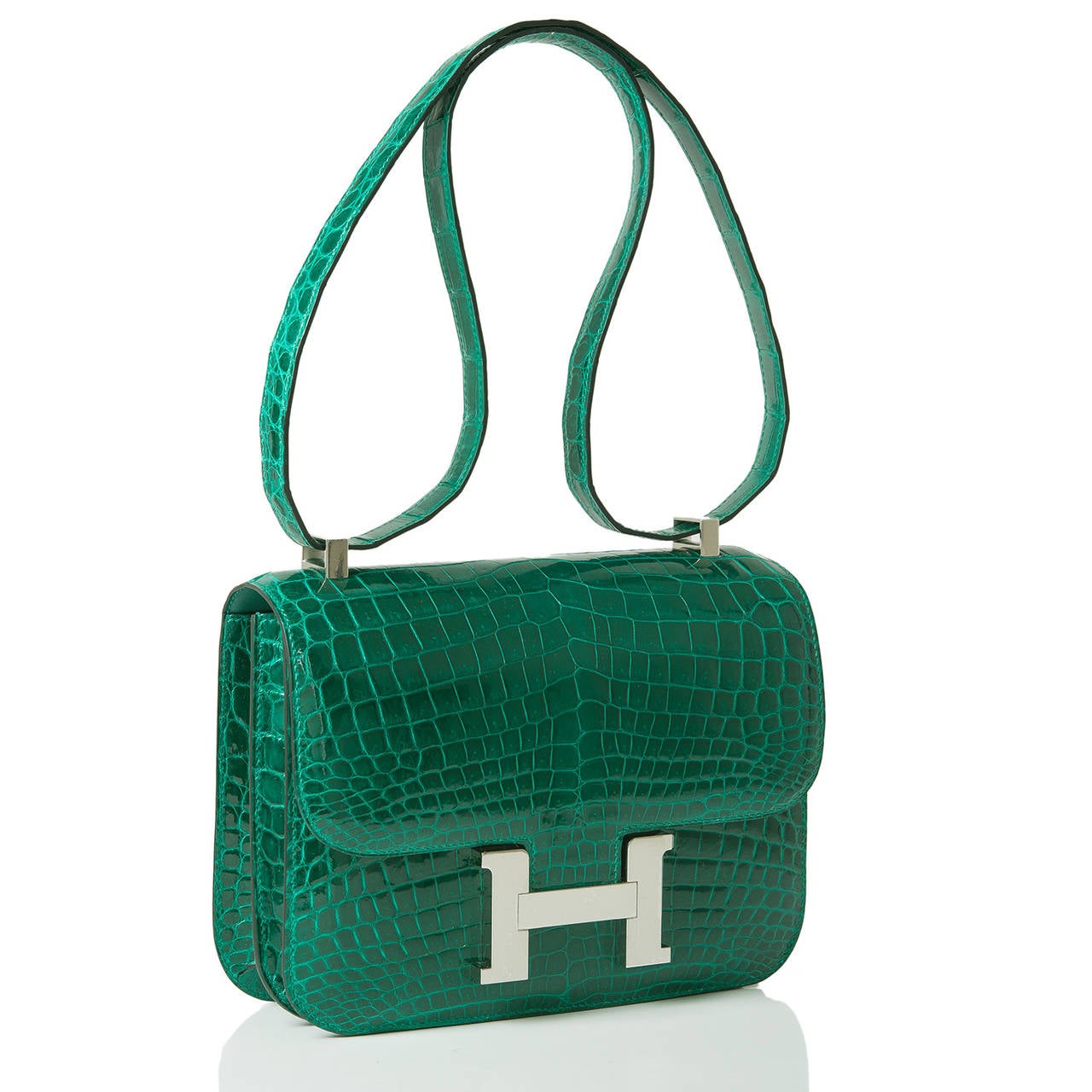 Hermes Emerald niloticus crocodile Constance 24cm with palladium hardware.

This classic Hermes style features tonal stitching, palladium hardware, metal 