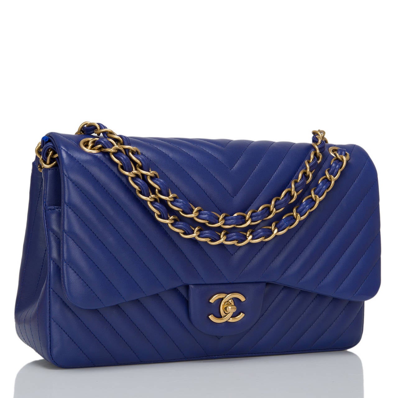 This limited edition Chanel Blue Chevron Jumble double flap bag in quilted lambskin leather and aged gold tone hardware is an edgy take on the iconic Chanel Classic bag. It features a front flap with signature CC turnlock closure, half moon back