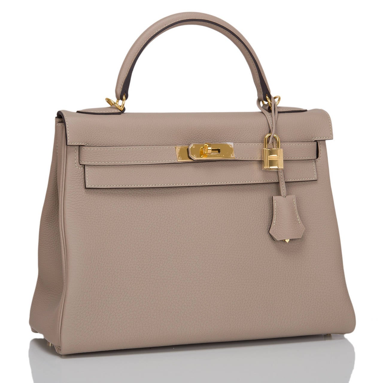 Hermes Gris Tourterelle Kelly 32cm in rich togo (bull) leather with gold hardware.

This Kelly features tonal stitching, front toggle closure, a clochette with lock and two keys and a single rolled handle. The interior is lined in Gris T chevre