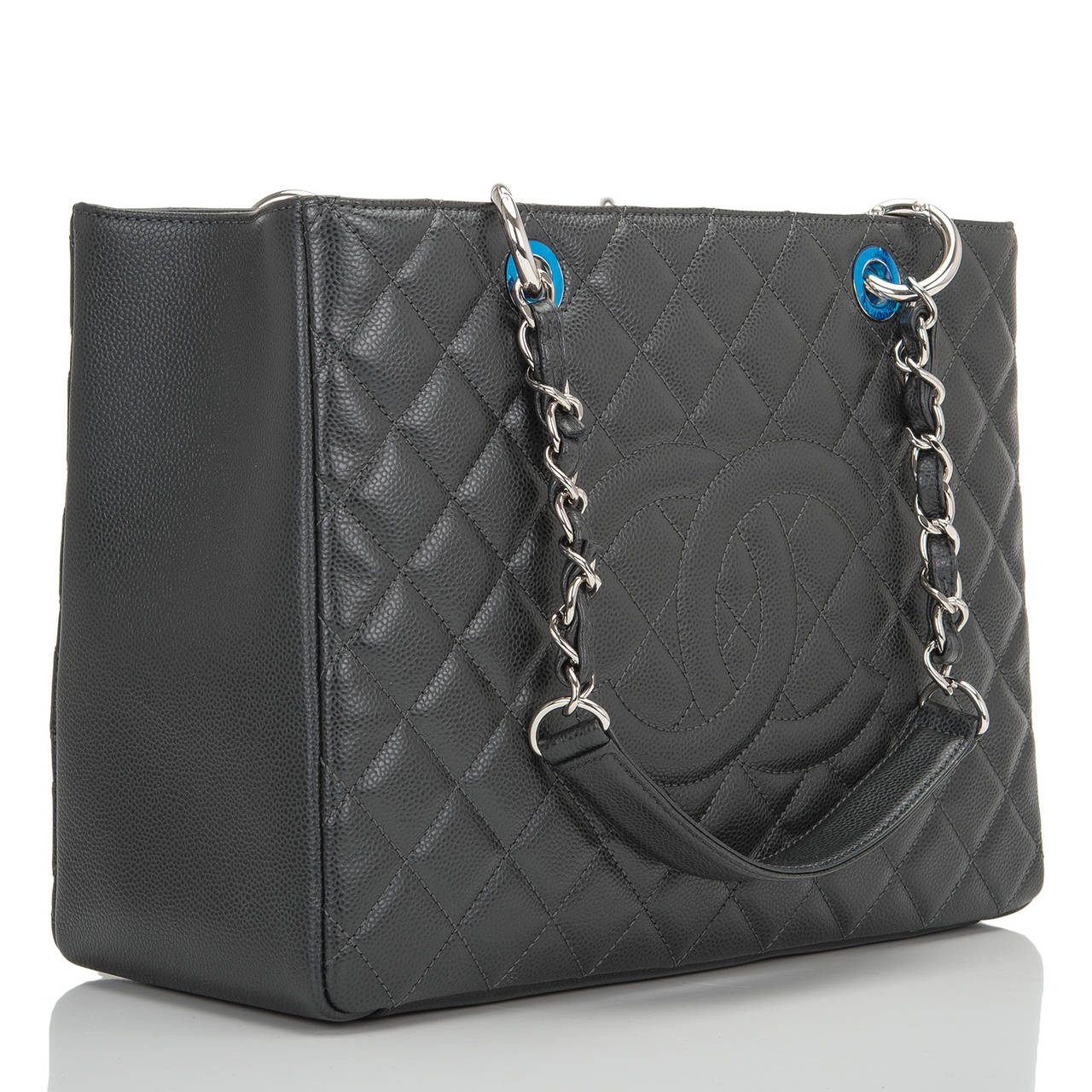 Chanel dark grey quilted caviar leather Grand Shopper Tote (GST) bag with silver tone hardware.

This style features a front stitched CC logo, half moon back pocket and double interwoven silver tone chain link and leather padded straps.

The