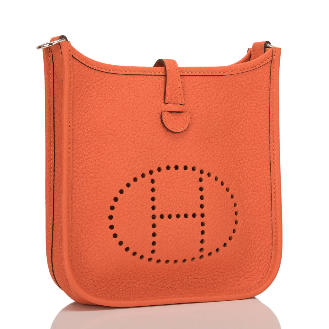 Hermes Feu Evelyne TPM in clemence leather with palladium hardware.

This Evelyne III features Feu clemence leather with palladium hardware, tonal stitching, large perforated H icon in circle at front, rear pocket, a pull tab top closure that has