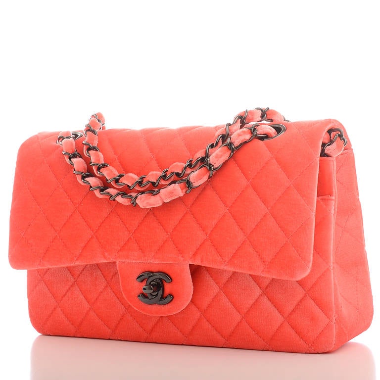 Chanel coral quilted velvet velour Large classic double flap bag with black metal hardware.

This style features Chanel's signature front flap with CC turnlock closure, half moon back pocket and adjustable interwoven black chain link and velour