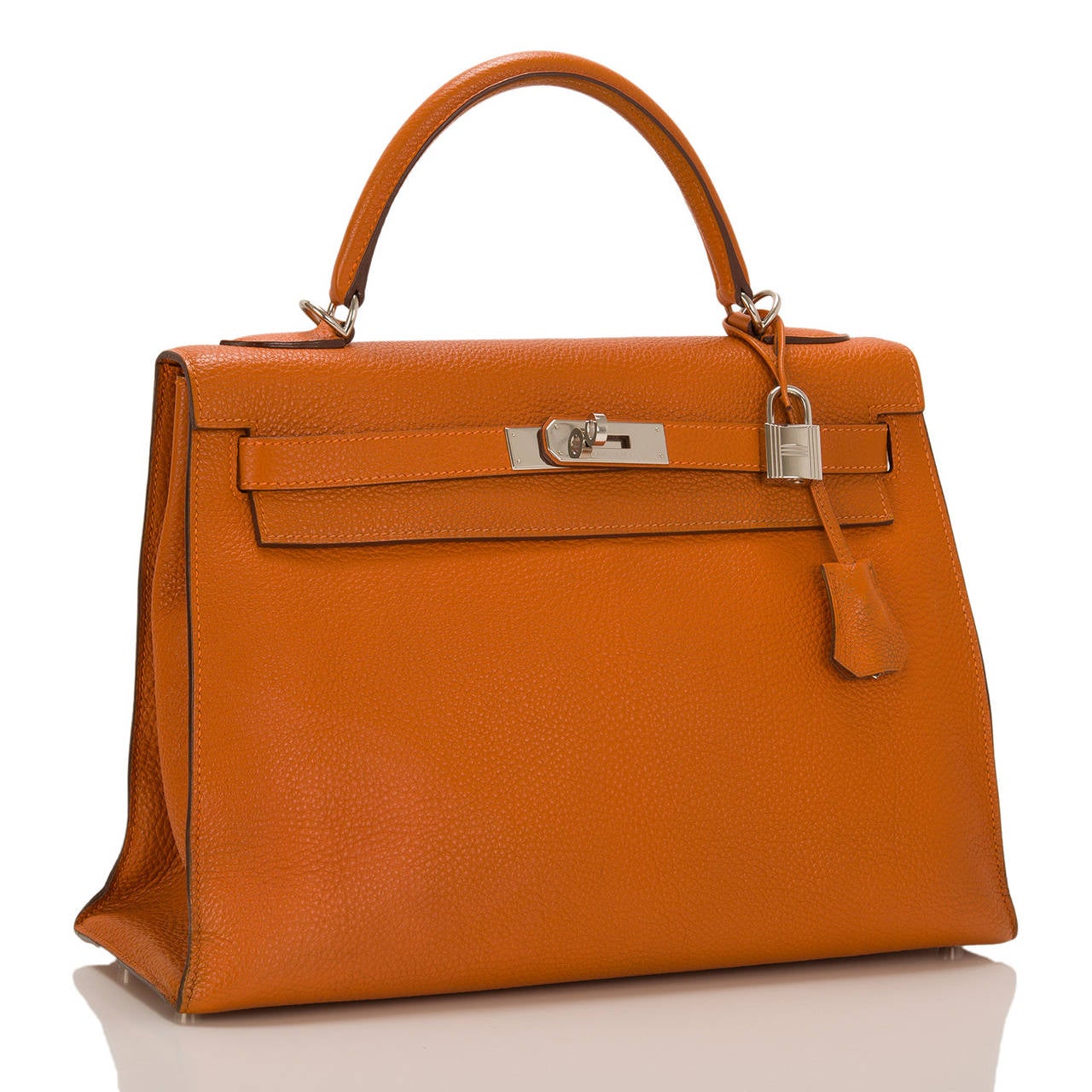 Hermes Potiron (Pumpkin) Kelly 32cm in fjord leather with palladium hardware.

This Kelly features tonal stitching, front toggle closure, a clochette with lock and two keys and a single rolled handle. The interior is lined in Potiron chevre and