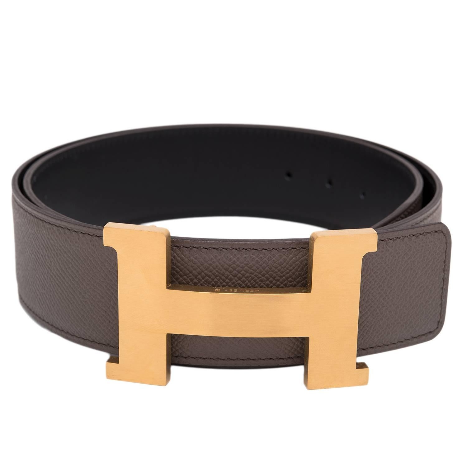 Hermes belt kit comprising an adjustable wide 42mm Constance H belt of Etain epsom with tonal stitching reversing to black calfskin with tonal stitching accompanied by a removable brushed gold H buckle.

Origin: France

Condition: Pristine,