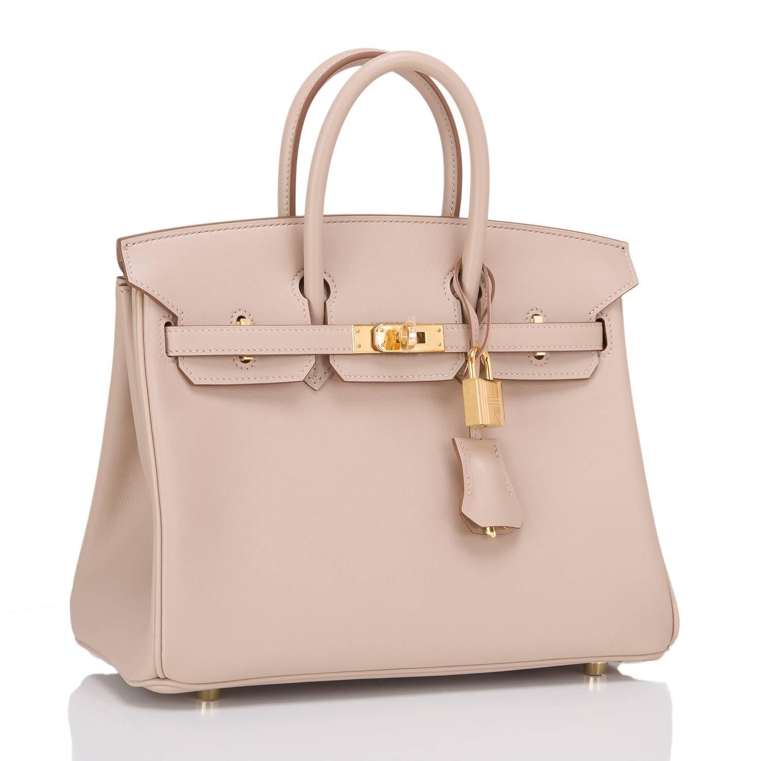 Hermes Argile Birkin 25cm in swift leather with gold hardware.

This style features tonal stitching, front toggle closure, clochette with lock and two keys, and double rolled handles.

The interior is lined in Argile chevre with one zip pocket