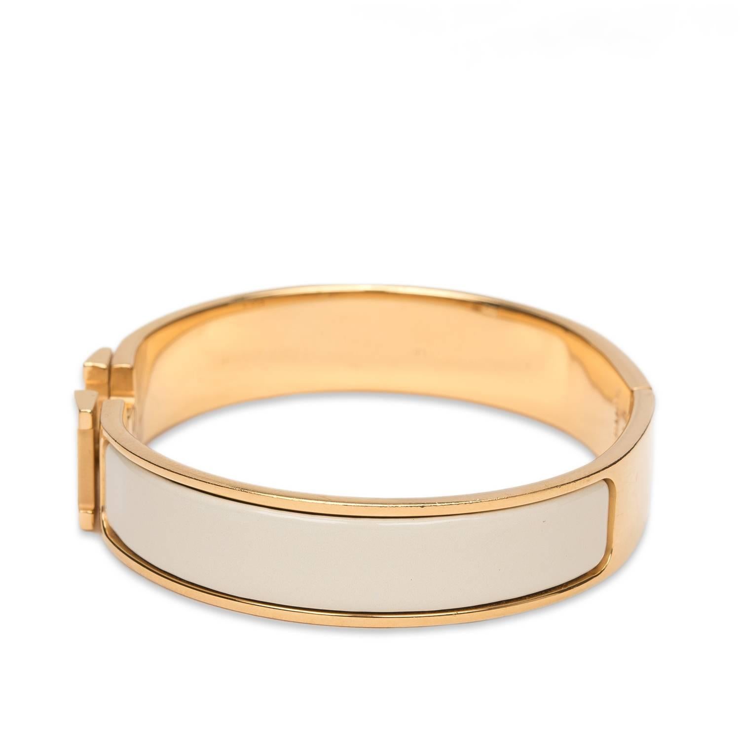 Hermes narrow Clic Clac H bracelet in Craie enamel with gold plated hardware in size PM.

Origin: France

Condition: Excellent

Accompanied by: Hermes box

Measurements: Diameter: 2.25