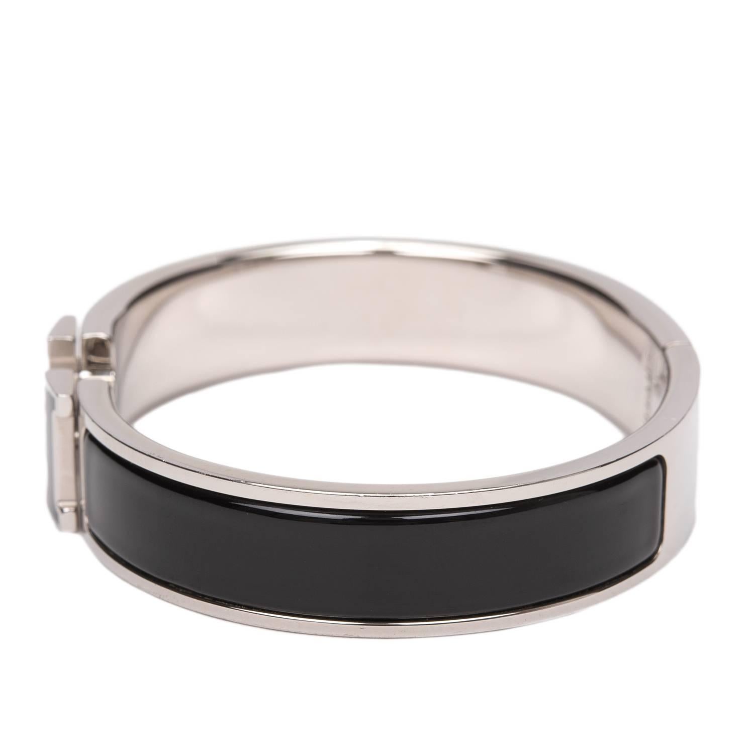 Hermes narrow Clic Clac H bracelet in Black/Black enamel with palladium plated hardware in size PM.

Origin: France

Condition: Mint; minor scratches only seen on close inspection

Accompanied by: Hermes box, dustbag

Measurements: Diameter: