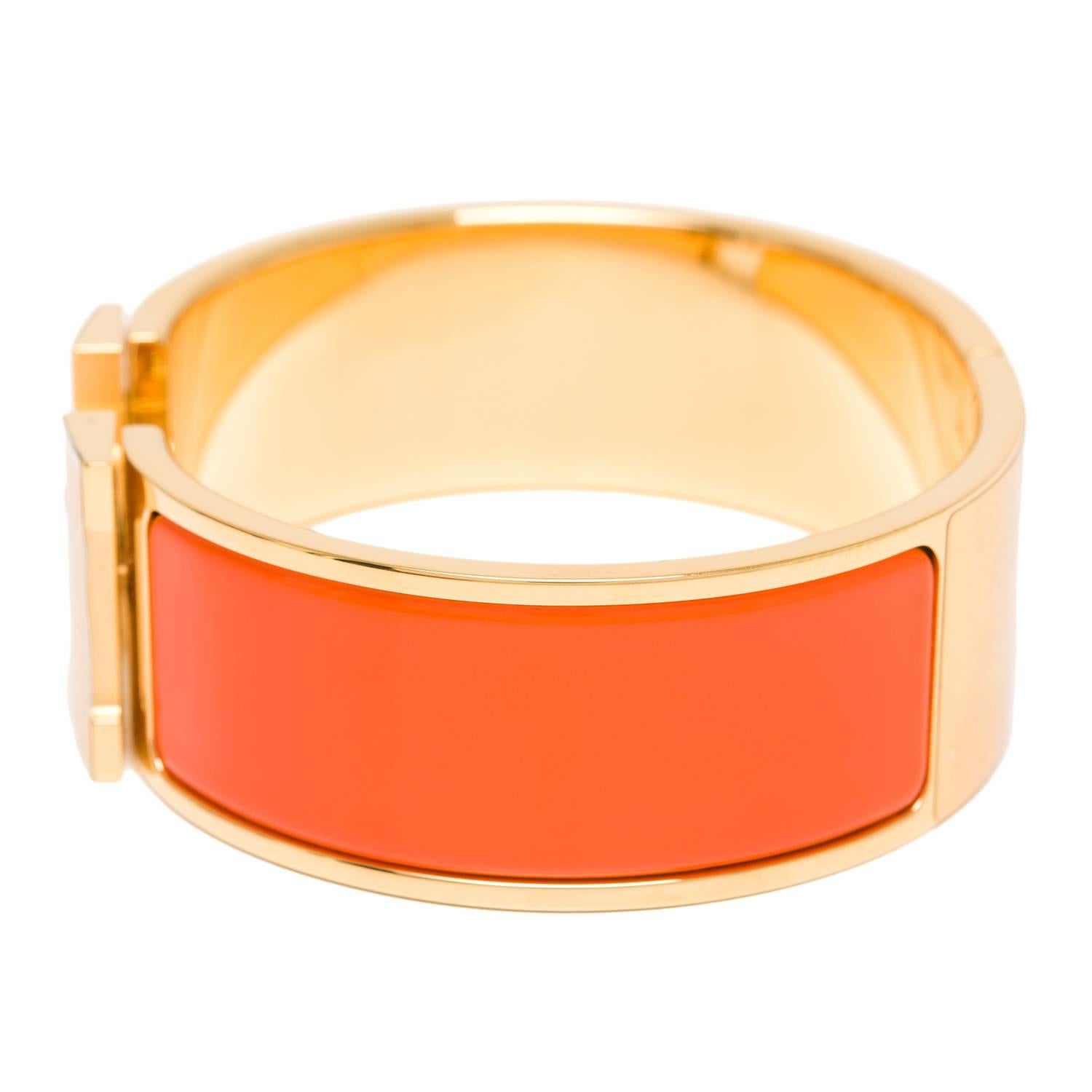 Hermes wide Clic Clac H bracelet in Orange enamel with gold plated hardware in size PM.

Origin: France

Condition: Pristine; store fresh

Accompanied by: Hermes box, dustbag, carebook and ribbon

Measurements: Diameter: 2.25
