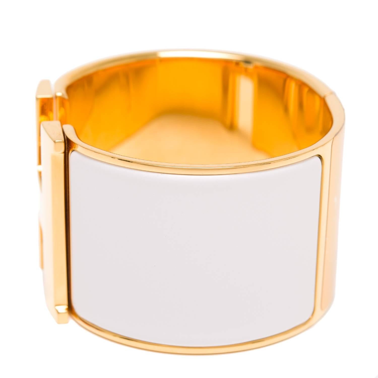 Hermes extra wide Clic Clac H bracelet in white enamel with gold plated hardware in size PM.

Origin: France

Condition: Pristine, store fresh condition

Accompanied by: Hermes box, dustbag, ribbon, carebook

Measurements: Diameter: 2.25
