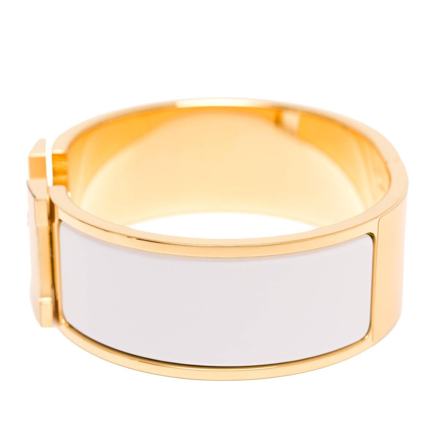  	
Hermes wide Clic Clac H bracelet in White enamel with gold plated hardware in size PM.

Origin: France

Condition: Pristine, store fresh condition

Accompanied by: Hermes box, dustbag, carebook, ribbon

Measurements: Diameter: 2.25