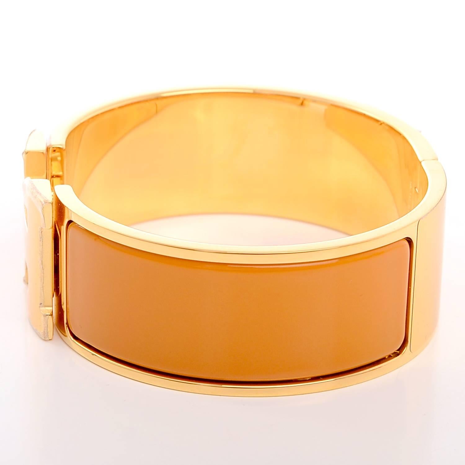Hermes wide enamel Clic Clac H bracelet in Tumeric (burnt orange) with gold plated hardware in size PM.

Origin: France

Condition: Pristine, store fresh condition

Accompanied by: Hermes box and dust bag, carebook, ribbon

Measurements: