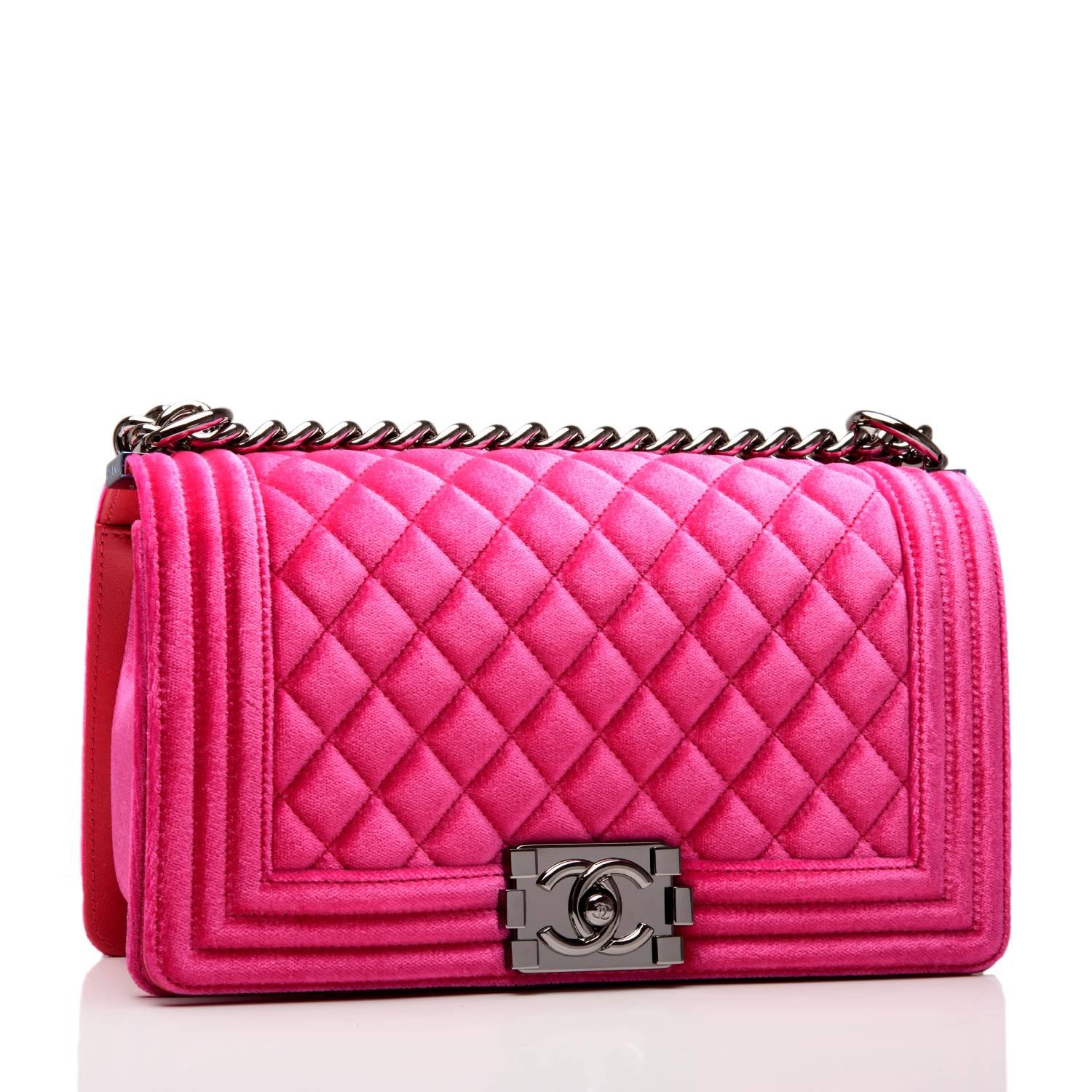 Chanel Medium Boy bag of fuchsia velvet accented by ruthenium hardware.

The bag features a full front flap with CC Le Boy push lock closure and ruthenium chain link and fuchsia leather padded shoulder/crossbody strap.

The open interior is