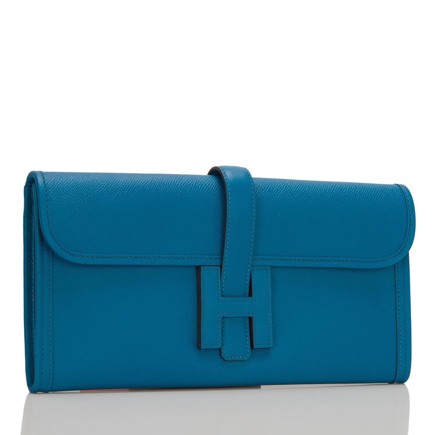 Hermes Blue Izmir epsom leather Jige Elan clutch 29cm

This style features tonal stitching and front 