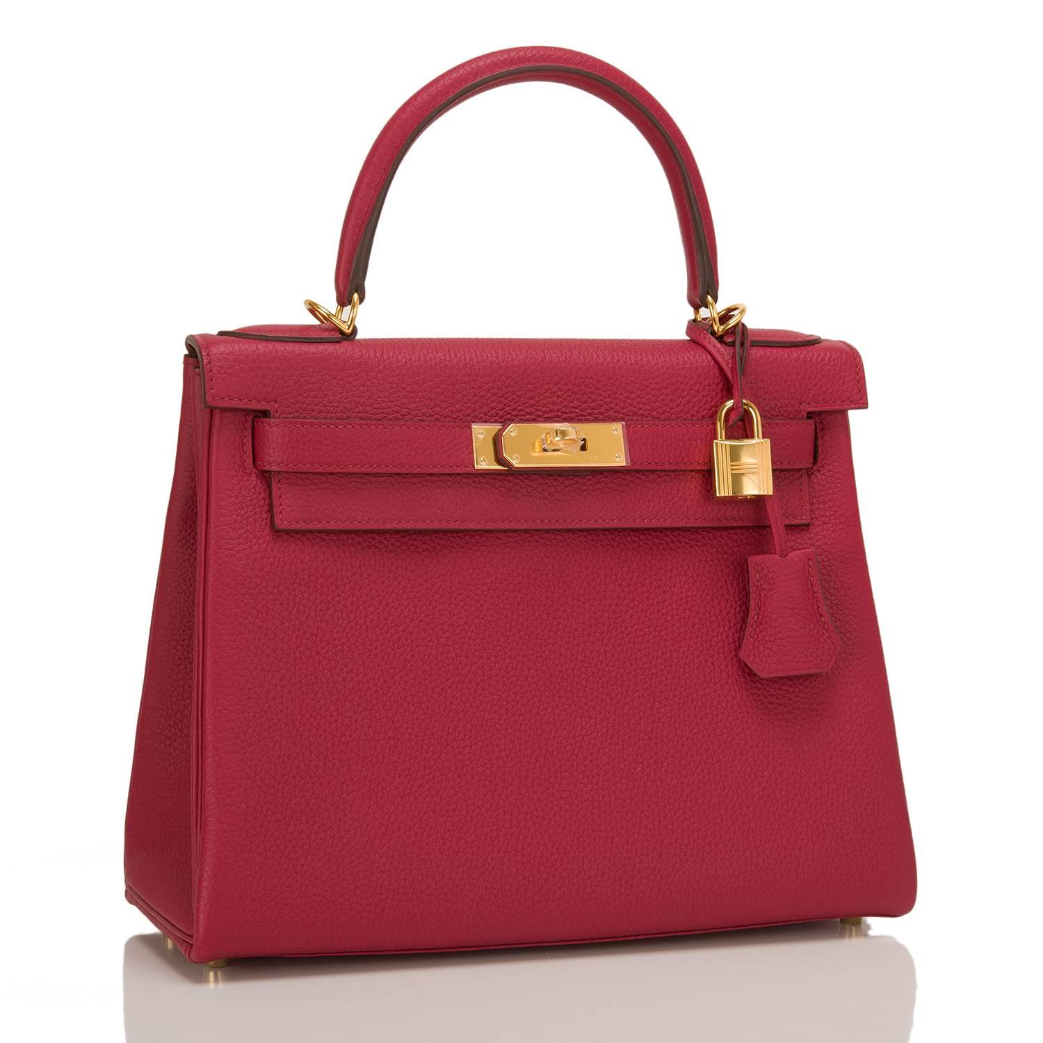 Hermes Rubis Kelly 28cm in togo leather with gold hardware.

The bag in the Retourne style features tonal stitching, front toggle closure, clochette with lock and two keys, single rolled handle and optional shoulder strap.

The Interior is lined