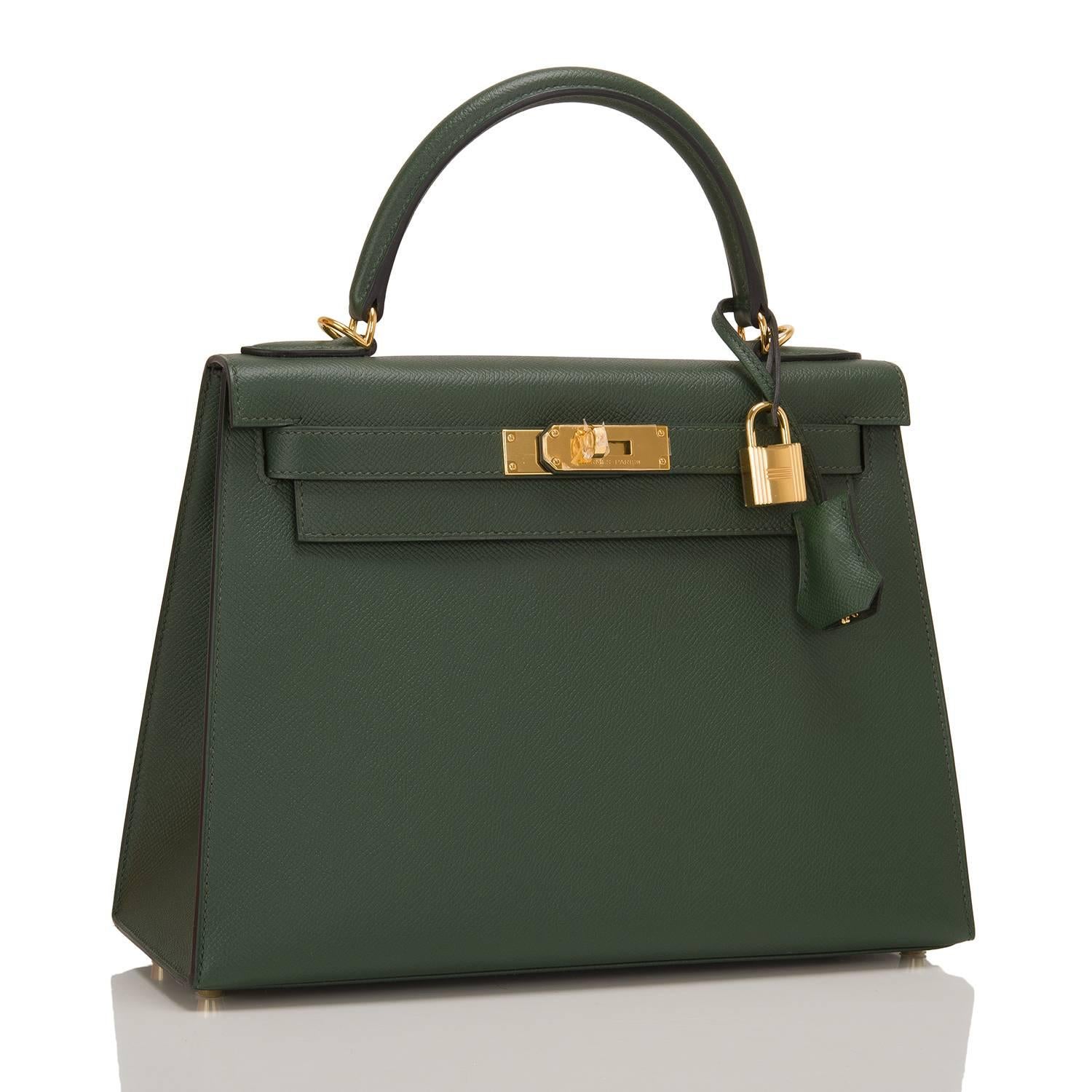 Hermes Vert Anglais Sellier Kelly 28cm in epsom leather with gold hardware.

The bag features tonal stitching, front toggle closure, clochette with lock and two keys, single rolled handle and optional shoulder strap.

The Interior is lined in
