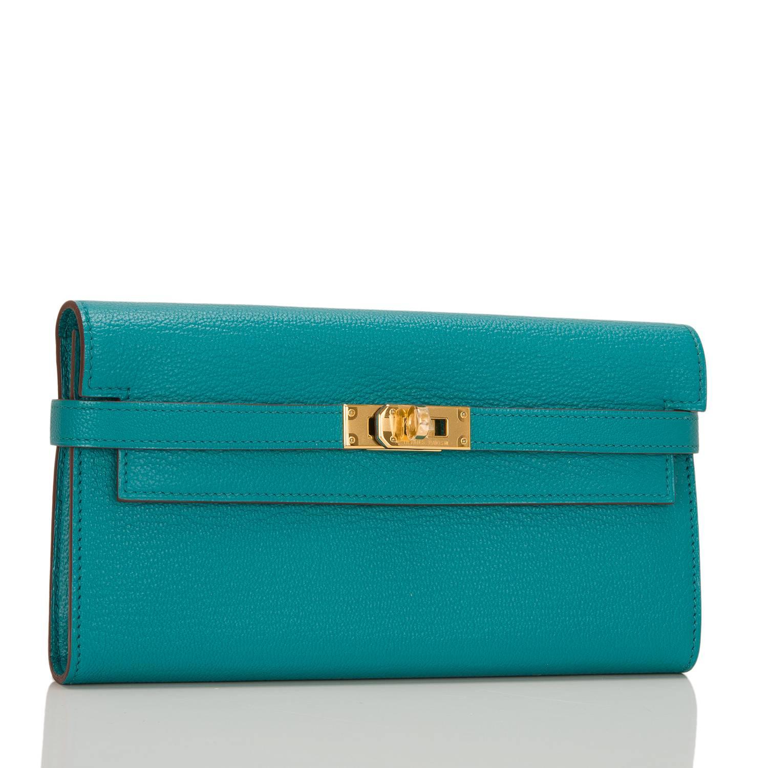 Hermes Blue Paon chevre Kelly Longue Wallet with gold hardware.

This style features tonal stitching, gold hardware, front toggle closure and gusseted sides.

The interior is lined in Blue Paon chevre leather and features one front wall
