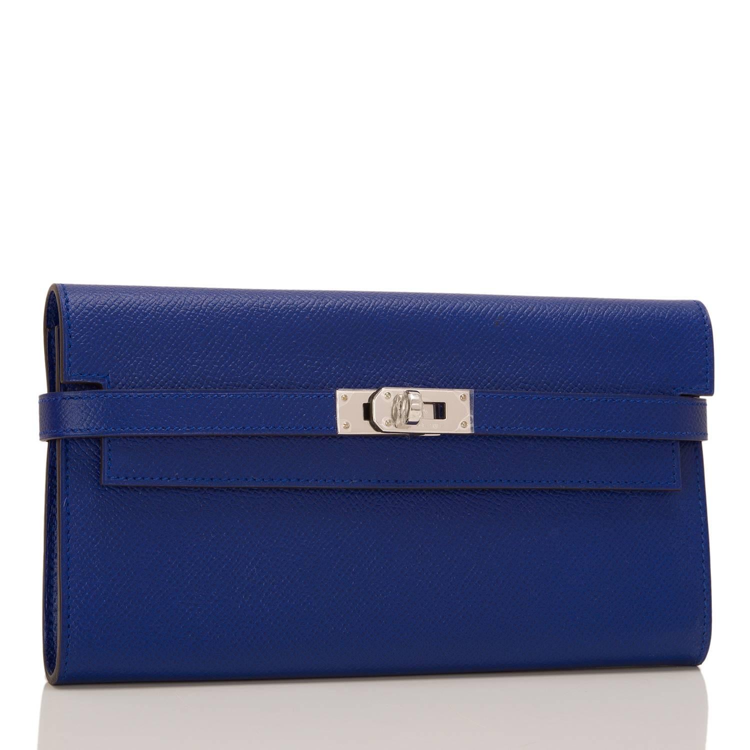 Hermes Blue Electric epsom Kelly Longue Wallet with palladium hardware.

This style features tonal stitching, palladium hardware, front toggle closure and gusseted sides.

The interior is lined in Blue Electric chevre leather and features one front