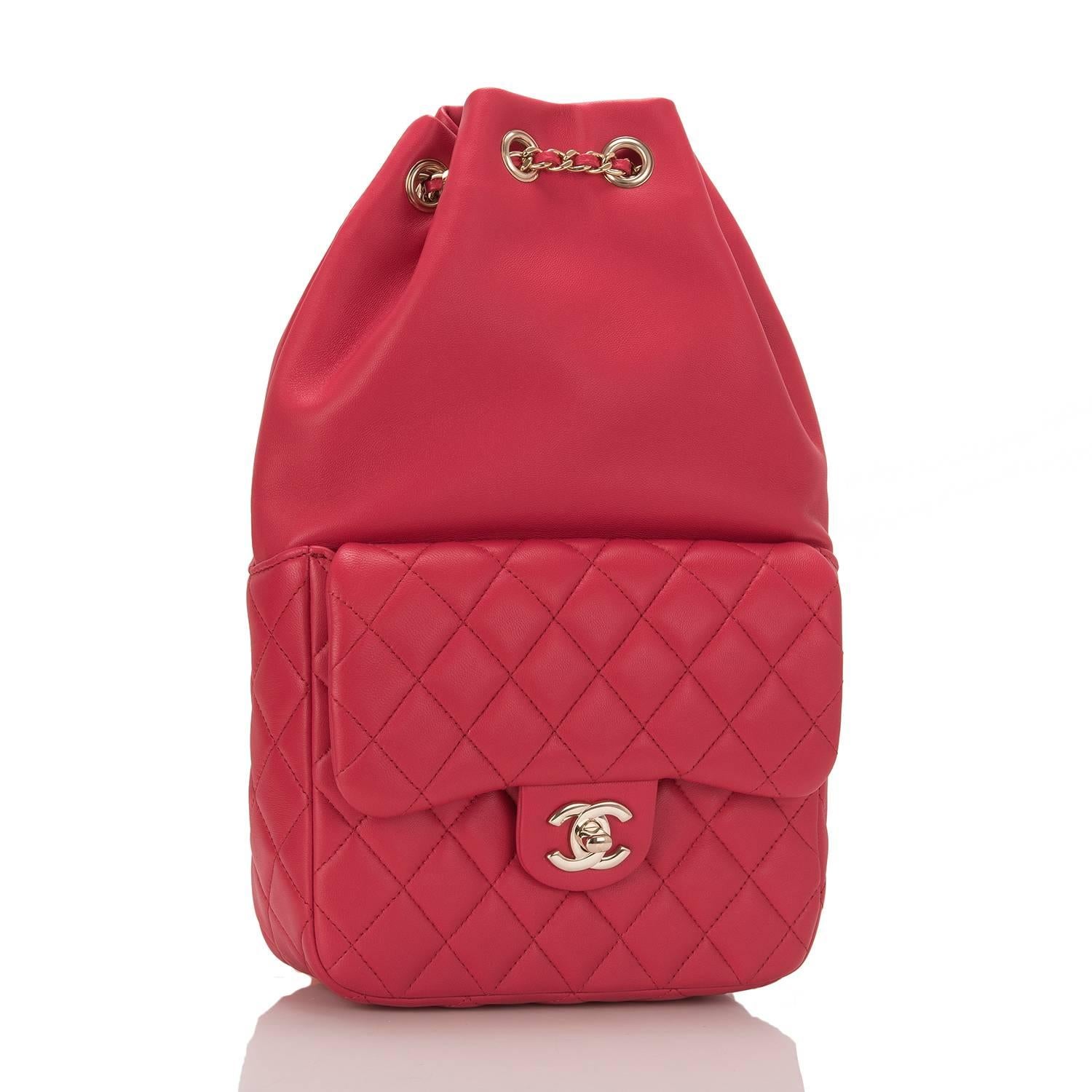 Chanel red flap backpack made of lambskin leather and accented with light gold tone hardware;

This bag features a front quilted leather flap pocket with signature CC turnlock closure, a top cinch closure and interwoven light gold tone chain link