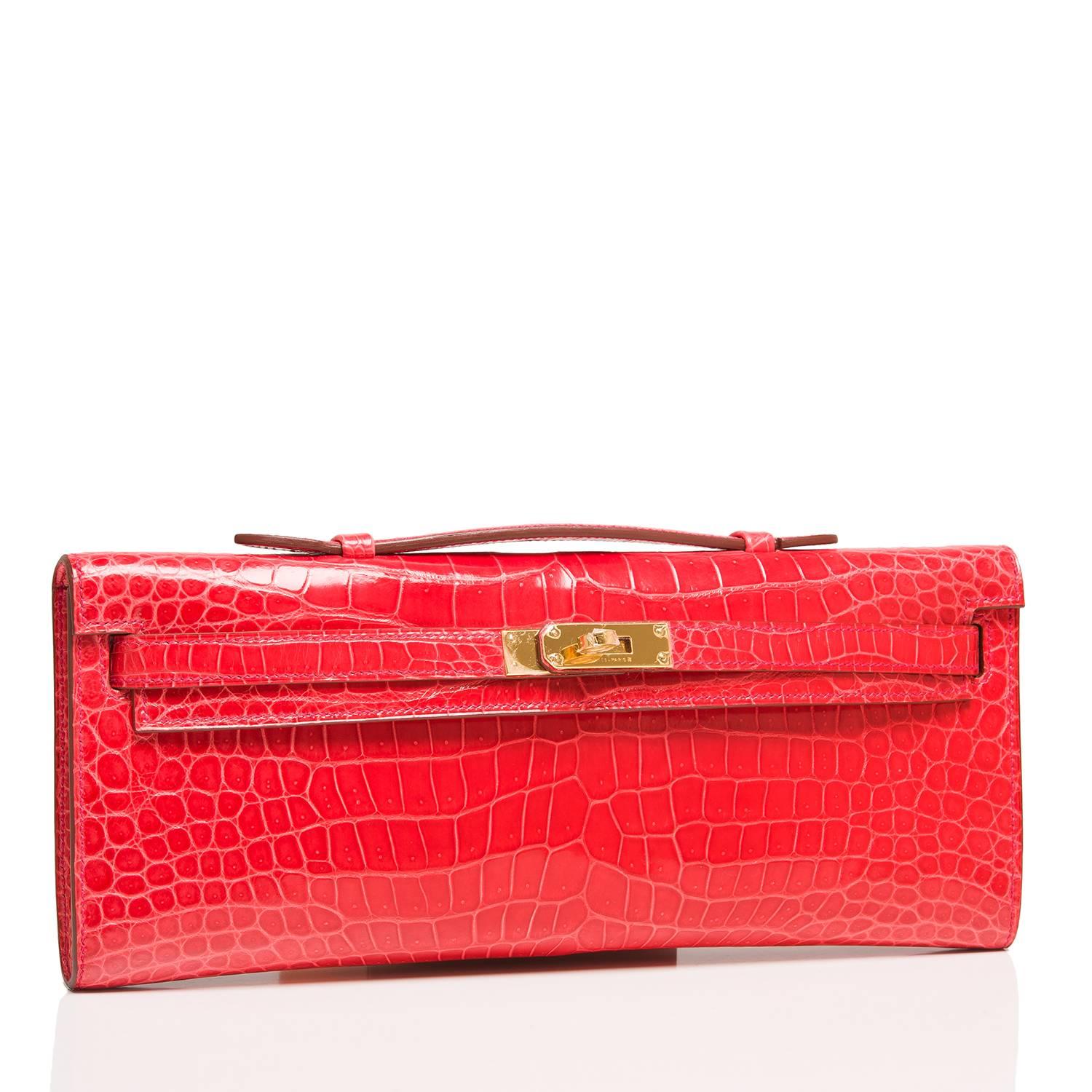Hermes Bougainvillea (Bougainvillier) Kelly Cut in shiny Porosus Crocodile with gold hardware.

This exotic Kelly Cut has tonal stitching, front straps with toggle closure and a top flat handle.

The interior is lined in Bougainvillier chèvre