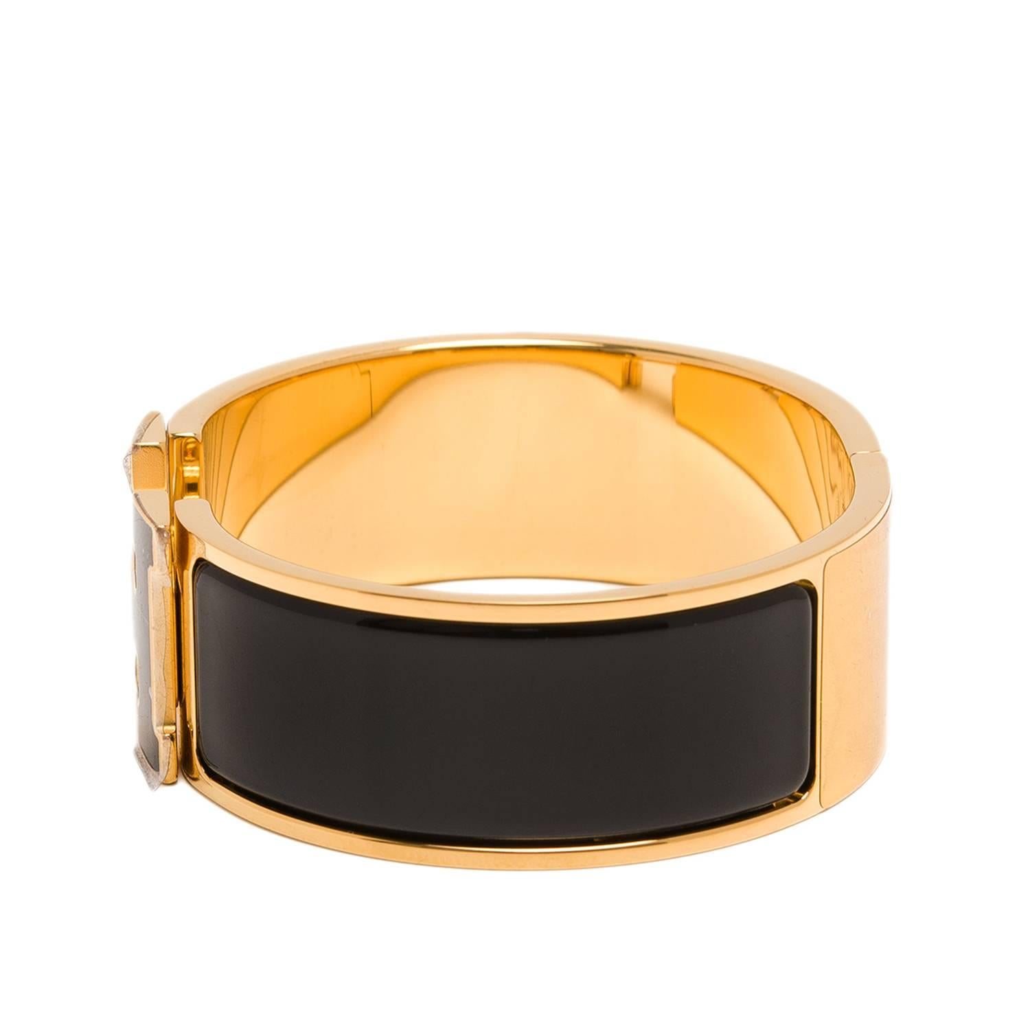 Hermes wide Clic Clac H bracelet in black enamel with black enamel H and gold plated hardware in size PM.

Origin: France

Condition: Never worn

Accompanied by: Hermes box, Hermes dustbag, carebook, ribbon

Measurements: Diameter: 2.25